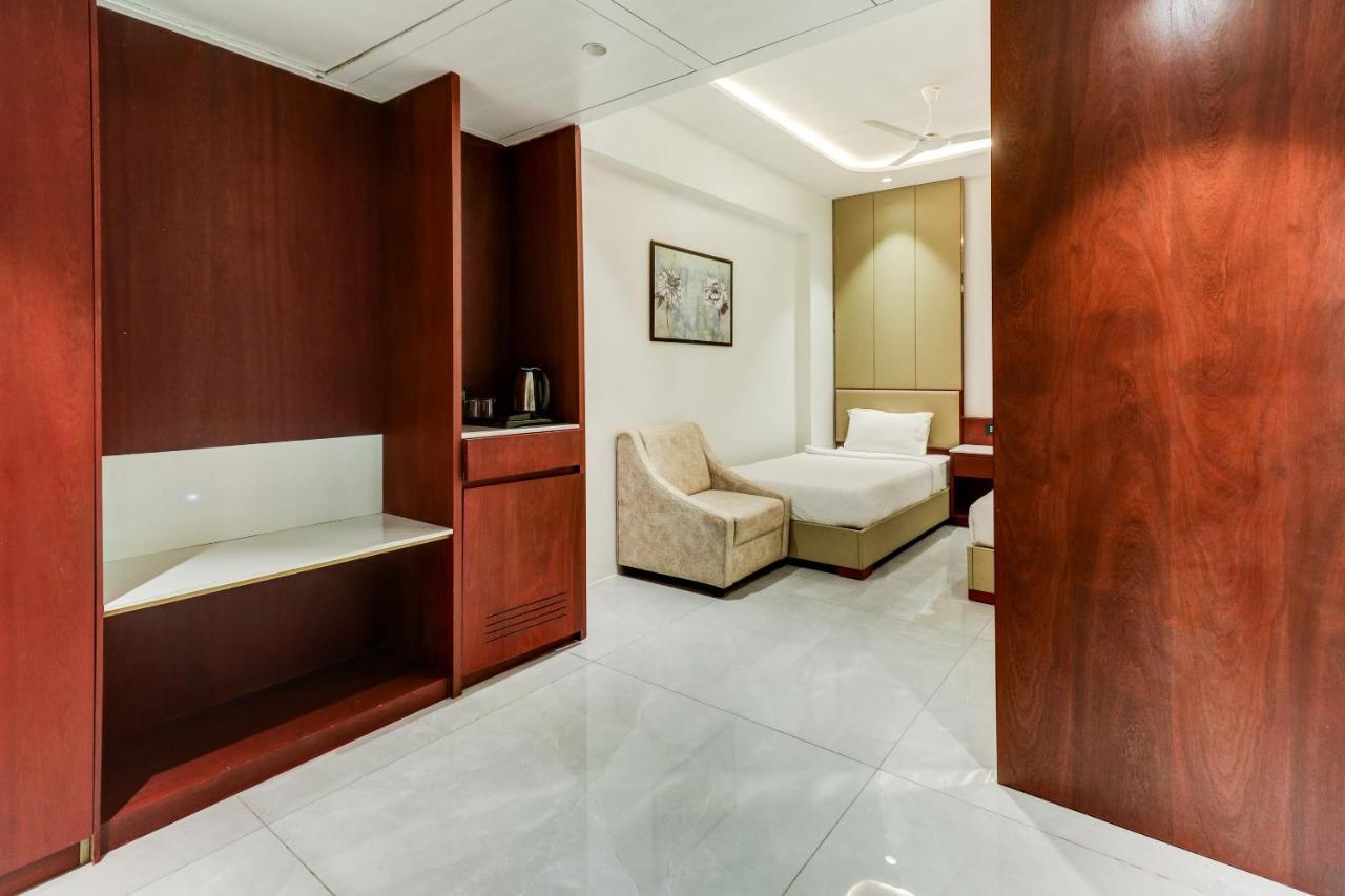 Отель Oyo Townhouse 785 Sree Vinayaka Grand Анантапур Экстерьер фото